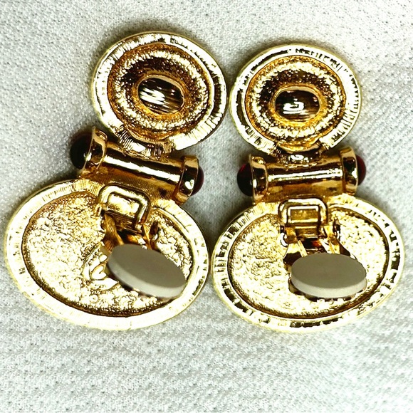 ELIZABETH TAYLOR AVON Vintage Clip-on Earrings- Gold-plated Faux Jade - Picture 5 of 6
